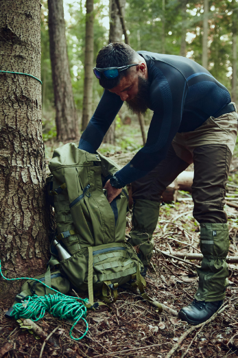 Plecak TRAPER 2TREES 40l - Wz.93 leżący koło drzewa