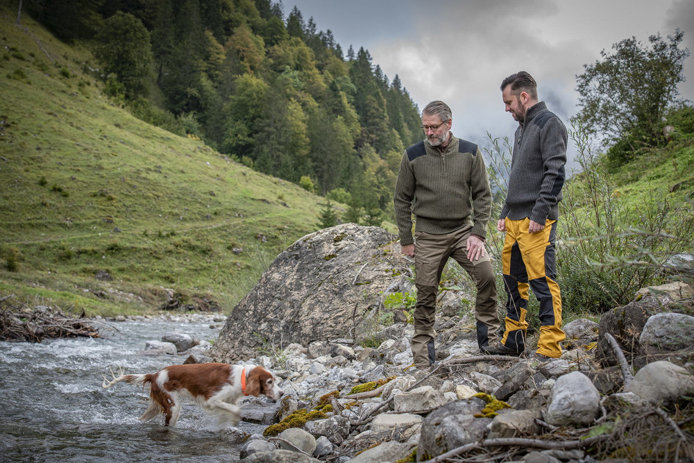 SPODNIE DEERHUNTER ROGALAND 3771 - Driftwood - Przy strumieniu na tle gór