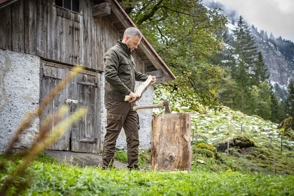 SPODNIE DEERHUNTER ROGALAND 3772 - Fallen Leaf - Na tle gór i przyrody przy drzewie