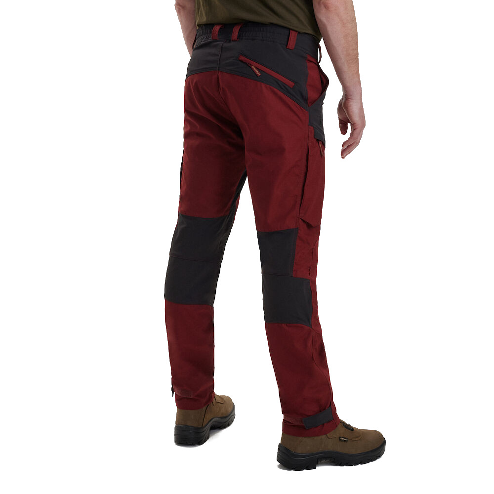 SPODNIE DEERHUNTER STRIKE 3989 - Oxblood Red - Detale w tylnej części podczas pozowania