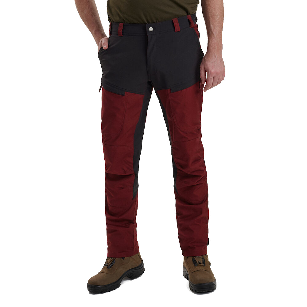 SPODNIE DEERHUNTER STRIKE 3989 - Oxblood Red - Detale z przodu podczas pozowania