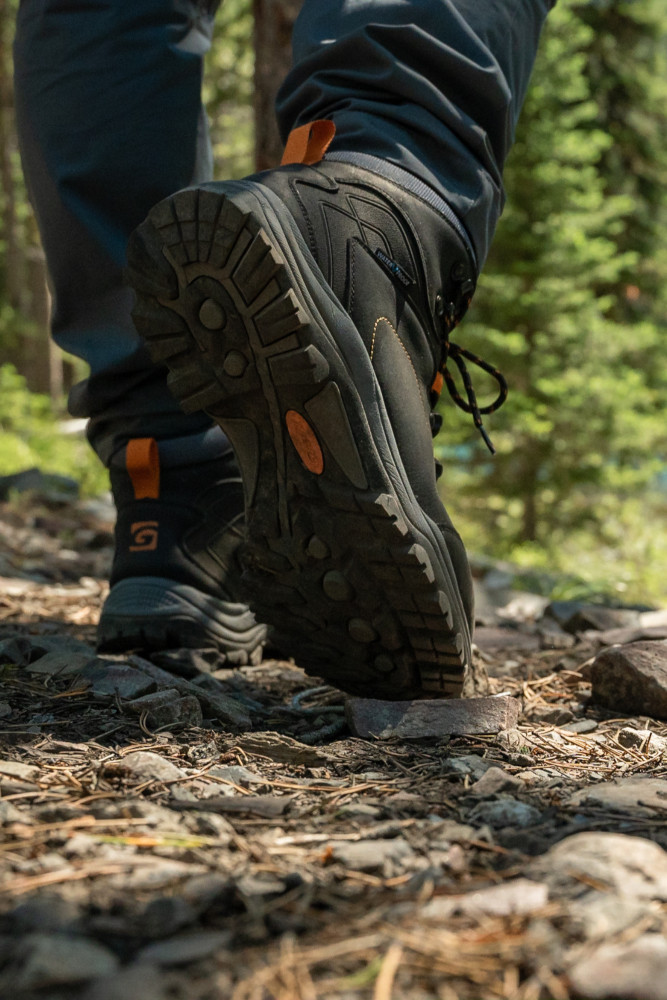 BUTY TREKKINGOWE GRAFF DAKOTA - Grafitowy - Podczas spaceru na leśnej ścieszce