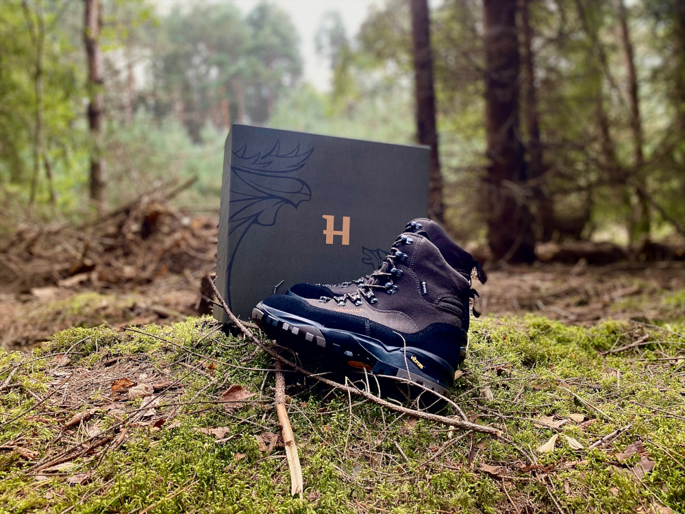 BUTY HARKILA PRO HUNTER LIGHT MID GTX - Cienisty Brąz - Buty na tle lasu z kartonem