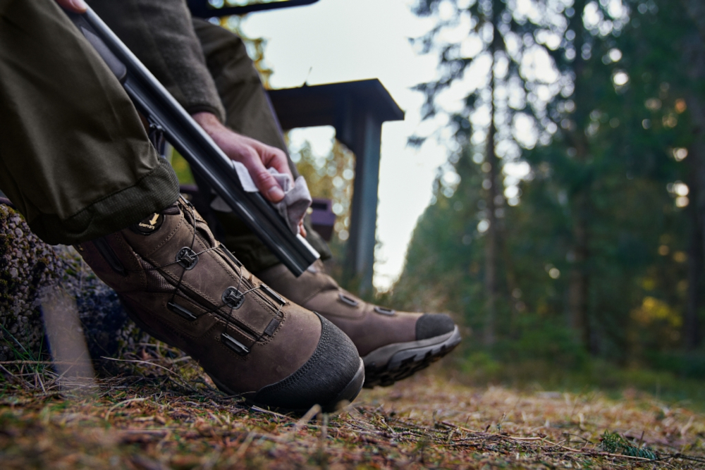 BUTY HARKILA REIDMAR MID 2.0 GTX - Ciemny Brąz - Buty na tle lasu z czyszczoną bronią