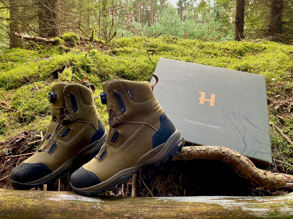 BUTY HARKILA REIDMAR MID 2.0 GTX - Willow Green - W lesie z kartonem od butów 