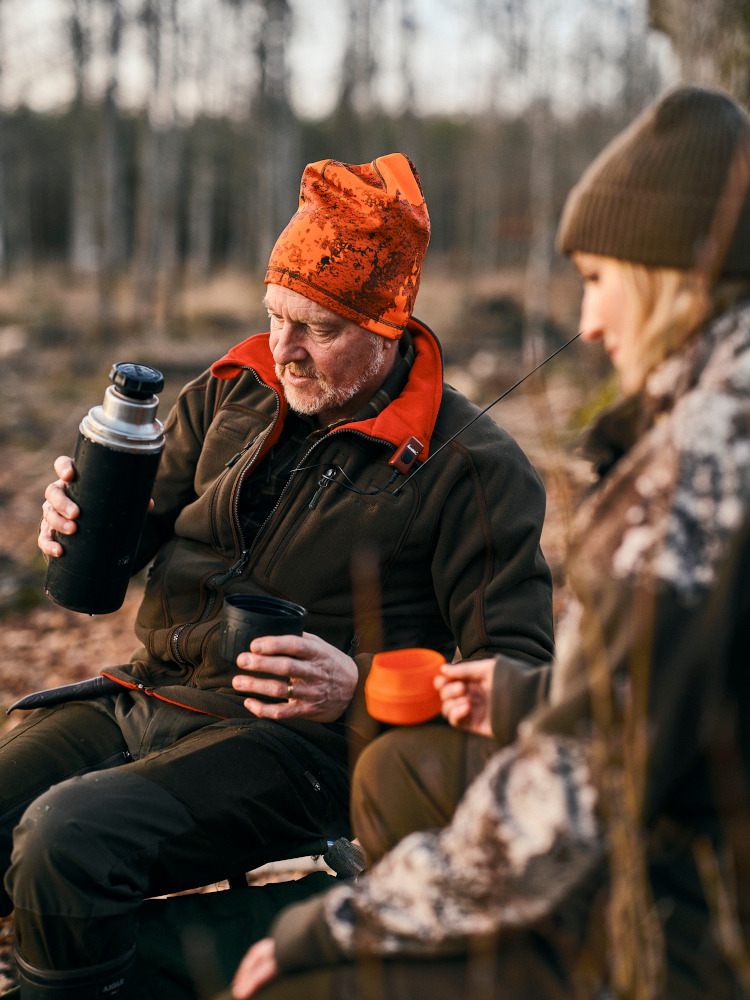 CZAPKA PINEWOOD® CAMOU BEANIE 1132 - Strata Blaze - Podczas odpoczynku na łonie natury