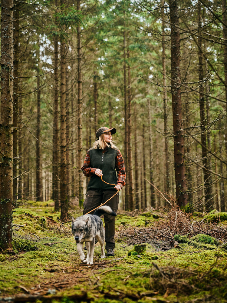 DAMSKIE SPODNIE PINEWOOD® CARIBOU HUNT 3986 - Zamszowy brąz/Ciemna oliwka - Podczas spaceru w lesie z psem