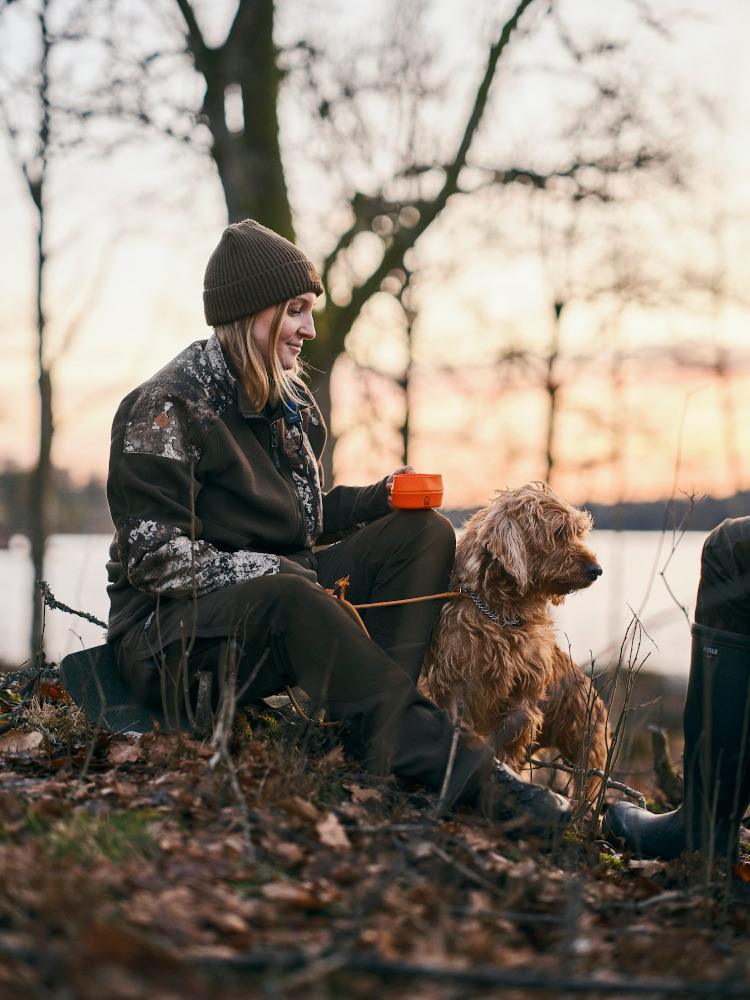 DAMSKIE SPODNIE PINEWOOD® CARIBOU HUNT 3986 - Zamszowy brąz/Ciemna oliwka - Podczas odpoczynku z psem