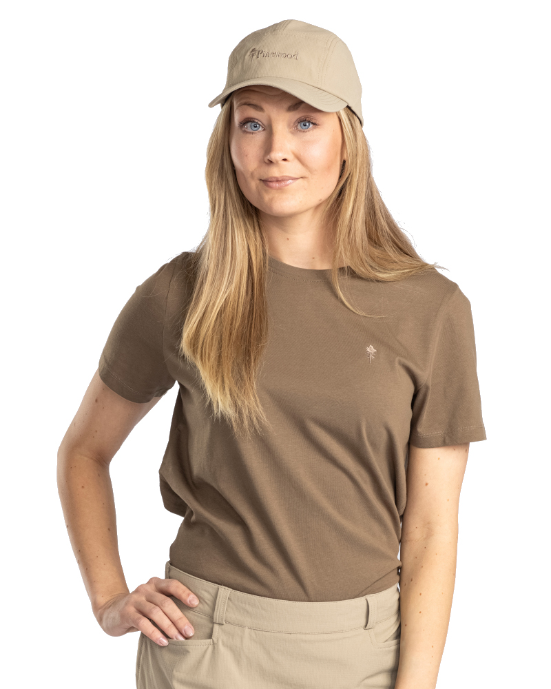 DAMSKI T-SHIRT PINEWOOD 3-PACK 3447 - Zielony/Brąz Myśliwski/Khaki - Kolor khaki podczas pozowania