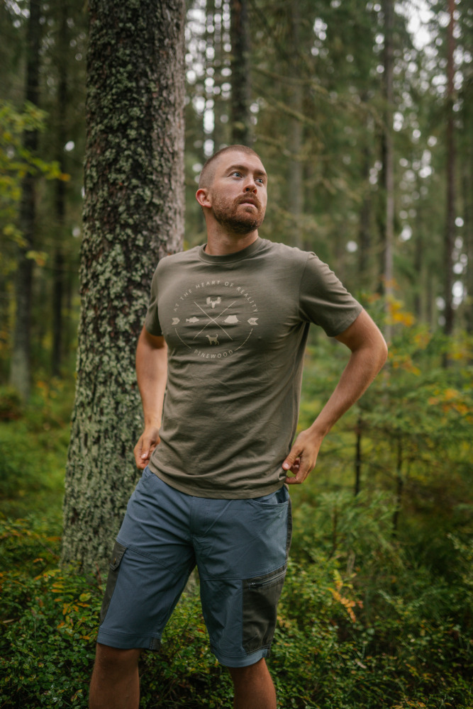 T-SHIRT PINEWOOD FINNVEDEN TRAIL 5321 - Zieleń Oliwkowa - Na łonie natury