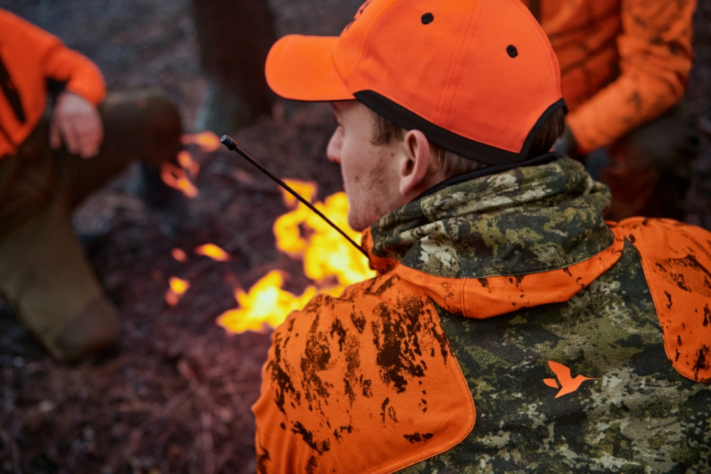 CZAPKA SEELAND HI-VIS - Pomarańczowy InVis - Detale w tylnej części podczas ogniska